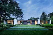 Mê tít ngôi nhà có cỏ xanh mọc khắp lối