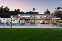 Nhà đẹp quên sầu với hệ thống kính trong suốt