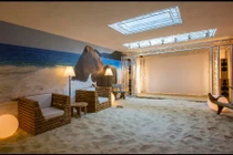 Mỏi mắt ngắm biệt thự dát vàng chứa cả bãi biển nhiệt đới bên trong 