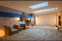 Mỏi mắt ngắm biệt thự dát vàng chứa cả bãi biển nhiệt đới bên trong 