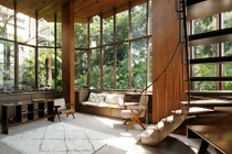 Nhà bằng gỗ nhìn như tòa tháp giữa rừng cây