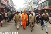 Tu sĩ Ấn Độ chơi sang đeo 15 kg vàng trên người