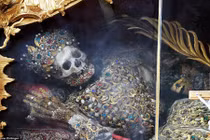 Kinh hoàng cảnh hài cốt cổ mặc trang phục vàng, nạm đầy kim cương 