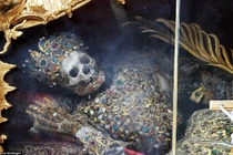 Kinh hoàng cảnh hài cốt cổ mặc trang phục vàng, nạm đầy kim cương 