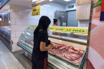 Giá thịt lợn giảm không đáng kể, bà nội trợ vẫn e dè