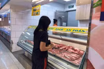 Giá thịt lợn giảm không đáng kể, bà nội trợ vẫn e dè