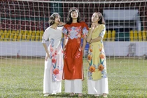 Nữ cầu thủ Hoàng Thị Loan khoe sắc xuân rạng ngời