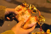 Vốn ít, lãi “khủng” từ việc bán muối, mía ngày Tết