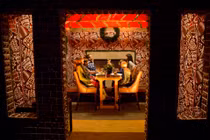 Choáng ngợp nhà hàng làm từ bánh to bằng nhà thật