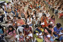 Ảnh các bà mẹ rầm rộ xuống đường cho con bú