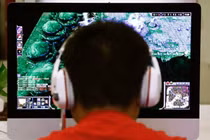 Nam thanh niên tự chặt tay để cai nghiện Internet