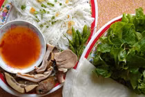 Thơm ngon bánh hỏi lòng heo Bình Thuận