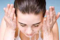 10 thói quen buổi tối gây hại cho da