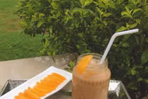 Cách pha trà sữa với quả đào cực đơn giản