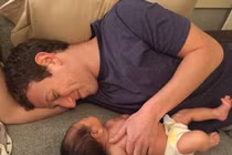 Mark Zuckerberg lần đầu tiên tiết lộ ảnh con gái nhỏ