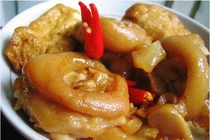 Cách làm móng giò kho giấm kiểu Hoa ngon bất ngờ