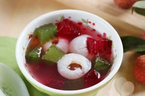 Cách làm chè vải thạch dừa ngon mát đơn giản