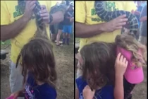 Gỡ con trăn lớn khỏi mái tóc của hai bé song sinh