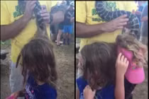 Gỡ con trăn lớn khỏi mái tóc của hai bé song sinh