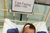 Thương tâm cậu bé mắc ung thư hiếm nhất thế giới