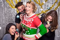 Cận cảnh quy trình làm chiếc áo len giáng sinh ăn được 