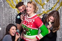 Cận cảnh quy trình làm chiếc áo len giáng sinh ăn được 