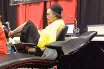 Nghị lực sống phi thường của nghệ sỹ xăm hình cụt tay