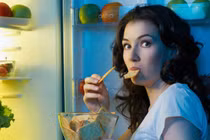 Mẹo vặt giúp bạn chống lại cơn thèm ăn khi thức đêm