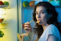 Mẹo vặt giúp bạn chống lại cơn thèm ăn khi thức đêm