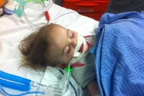 Mẹ lơ là, con suýt chết vì ngậm viên giặt quần áo