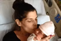 Người đẹp ung thư dành hơi tàn làm 60 clip dạy con 