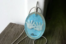 Đua nhau dùng sữa mẹ đúc thành trang sức đeo cho con 