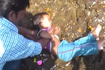 Rùng mình hủ tục ném trẻ xuống phân bò để chữa bệnh