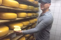 Phô mai sữa lợn đắt nhất thế giới có gì đặc biệt?