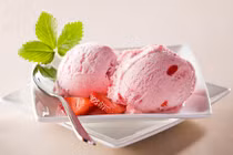 Vào bếp cuối tuần: Cách làm kem từ quả mận cực ngon 