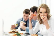 Thói quen khỏe dân văn phòng nên làm trong giờ nghỉ trưa