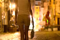 Nữ sinh xinh đẹp đua nhau làm bồ nhí để đóng học phí