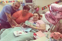 Thiếu nữ xinh đẹp mỗi ngày bị trật khớp hàng trăm lần