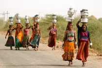 Kì lạ: Lấy vợ Ấn Độ chỉ để chuyên xách nước