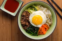 Vào bếp cuối tuần: Làm cơm trộn Hàn Quốc Bibimbap 