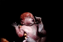 Xúc động 18 khoảnh khắc đầu đời của bé 