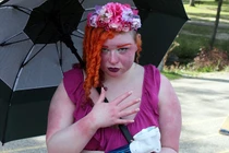 Cô gái mắc bệnh lạ, lúc nào cũng nóng như lửa đốt