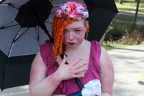 Cô gái mắc bệnh lạ, lúc nào cũng nóng như lửa đốt