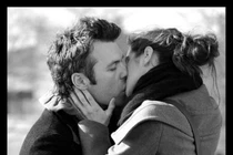 Tác hại kinh khủng của nụ hôn: thủng tai, viêm màng não