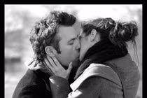 Tác hại kinh khủng của nụ hôn: thủng tai, viêm màng não