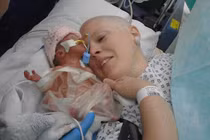 Xót xa mẹ ung thư từ biệt con gái 8 ngày tuổi