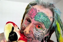 Chàng trai xăm kín người, đeo khuyên chi chít như vẹt