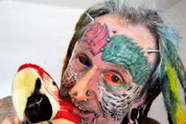 Chàng trai xăm kín người, đeo khuyên chi chít như vẹt