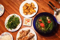 Bữa cơm tự nấu của Hoa hậu Thuy Thủy ở trời Tây