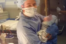 Loạt ảnh xúc động những người cha bế con vừa ra đời